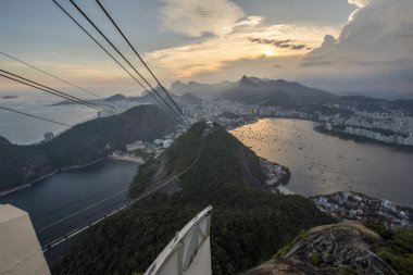 Sugar Loaf Dağı Rio de Janeiro, Brezilya için görüldü günbatımı manzara teleferik ve dağ,