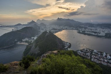 Sugar Loaf Dağı Rio de Janeiro, Brezilya için görüldü günbatımı manzara teleferik ve dağ,