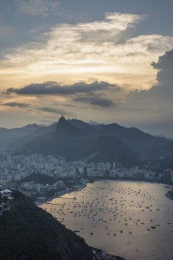 Sugar Loaf Dağı Rio de Janeiro, Brezilya için görüldü günbatımı manzara teleferik ve dağ,