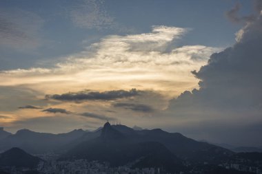 İsa'nın kurtarıcı (Cristo Redentor) ve dağlar, Sugar Loaf Dağı günbatımı sırasında görülen 