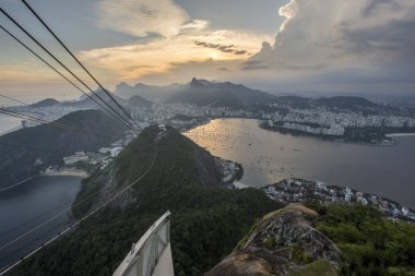 Sugar Loaf Dağı Rio de Janeiro, Brezilya için görüldü günbatımı manzara teleferik ve dağ,