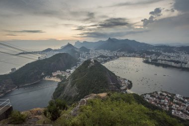 Sugar Loaf Dağı Rio de Janeiro, Brezilya için görüldü günbatımı manzara teleferik ve dağ,