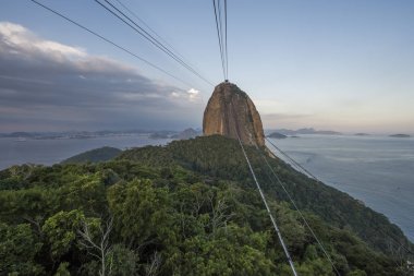 Sugar Loaf Dağı Rio de Janeiro, Brezilya için görüldü günbatımı manzara teleferik ve dağ,