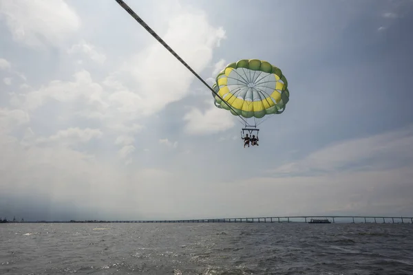 Brasilien Rio Janeiro Mars 2018 Flickor Parasailing Guanabara Bay — Stockfoto