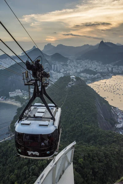 Brezilya, Rio de Janeiro - 26 Ocak 2018: Cable car kaya Pao de Acucar (Sugar Loaf) Dağı tırmanışı sırasında görülen