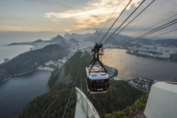 Brezilya, Rio de Janeiro - 26 Ocak 2018: Cable car kaya Pao de Acucar (Sugar Loaf) Dağı tırmanışı sırasında görülen