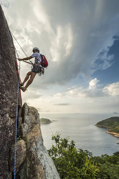 Brasile Rio Janeiro Gennaio 2018 Arrampicata Uomo Roccia Montagna Pao — Foto Stock