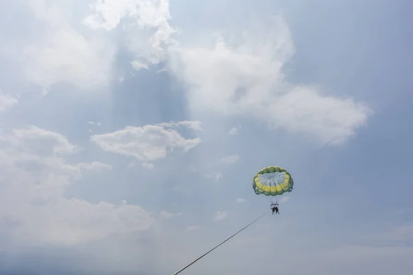 Brasilien Rio Janeiro Mars 2018 Flickor Parasailing Guanabara Bay — Stockfoto