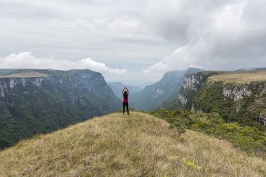 Bir tepe, Fortaleza Kanyon Serra Geral Milli Parkı içinde bulunan genç kadın Cambara do Sul, Rio Grande yapmak Sul devlet, Güney Brezilya