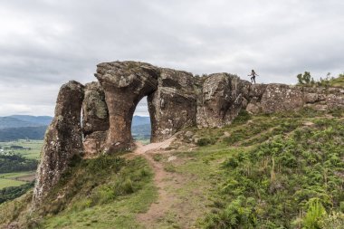 Genç kadın Morro üstüne hiking ne Campestre günbatımı sırasında Urubici, Santa Catarina State, Güney Brezilya