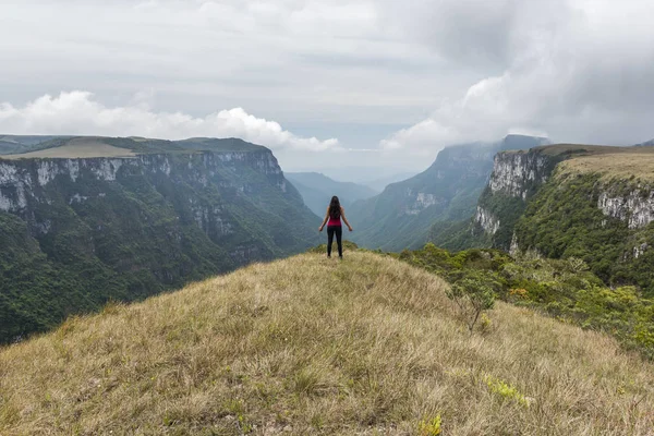 Mujer Joven Borde Una Colina Cañón Fortaleza Parque Nacional Serra — Foto de Stock