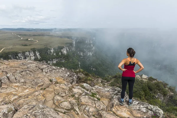 Mujer Joven Senderismo Cañón Fortaleza Parque Nacional Serra Geral Cambara — Foto de Stock