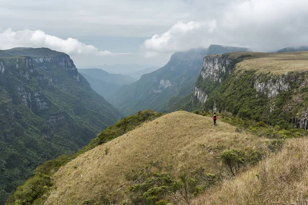 若い女性のフォルタレザ キャニオン 蒲原は グランデ スル州 南ブラジルのセラ ジェラル国立公園をハイキング — ストック写真