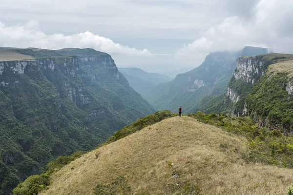 Jovem Beira Uma Colina Parque Nacional Serra Geral Cambara Sul — Fotografia de Stock