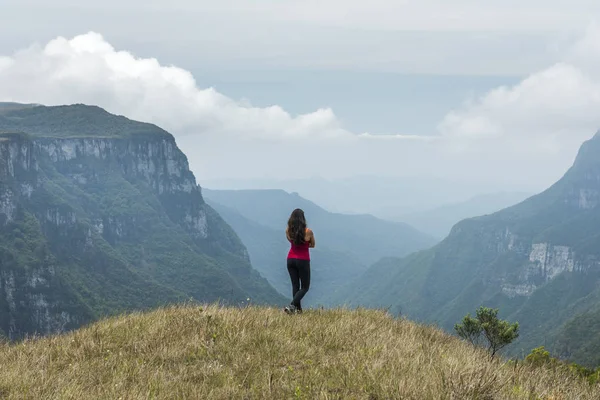 Młoda Kobieta Skraju Wzgórza Fortaleza Canyon Parku Narodowego Serra Geral — Zdjęcie stockowe