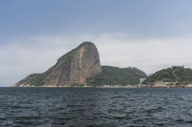 Okyanustan Rio de J 'deki Sugar Loaf Dağı' na güzel bir manzara.