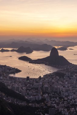 Corcovado Dağı 'ndan Sugar Somunu' na güzel bir gün doğumu manzarası