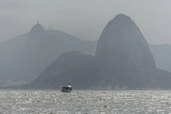 Barca da pesca vicino alle montagne sulla riva di Rio de Janeiro, RJ — Foto Stock