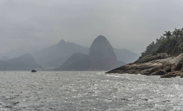 Barco de pesca cerca de las montañas en la orilla de Río de Janeiro, RJ — Foto de Stock
