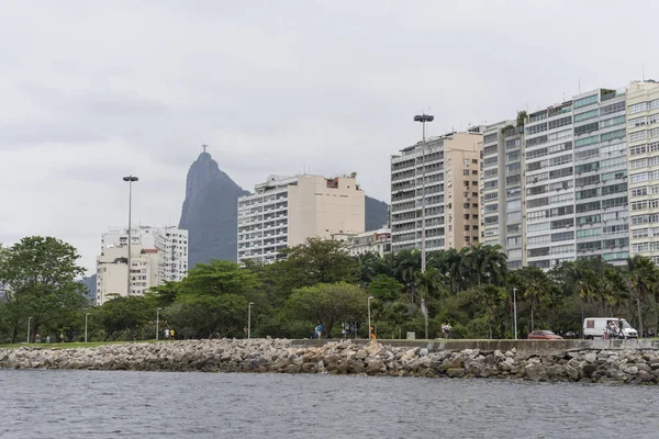 Sahil ve Corcovado Dağı, Rio de Janeiro 'daki yerleşim yerleri. — Stok fotoğraf