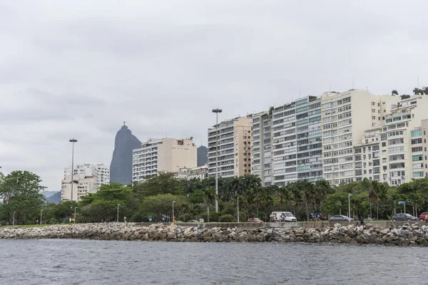 Edifici residenziali sulla riva e Corcovado Mountain, Rio de Rio — Foto Stock