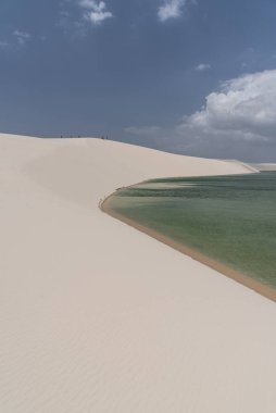 Lenis Maranhenses, Maranho, Brezilya 'daki beyaz kum tepelerine ve kristal berrak yağmur suyu gölüne güzel bir manzara 