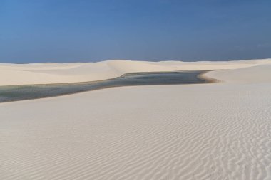 Lenis Maranhenses, Maranho, Brezilya 'daki beyaz kum tepeleri ve yağmur suyu gölüne güzel bir manzara 