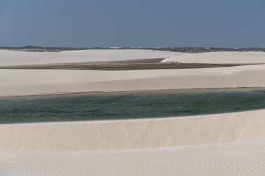 Lenis Maranhenses, Maranho, Brezilya 'daki beyaz kum tepeleri ve yağmur suyu gölüne güzel bir manzara 