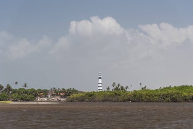 Mandacaru 'daki Siyah-Beyaz Preguia Deniz Feneri Nehir kenarında balıkçılık yapan topluluk, Maranho, Brezilya 