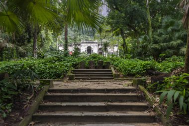 Atlantik yağmur ormanları, Lage Park, Rio de Janeiro, Brezilya 'daki büyük eski evin güzel manzarası