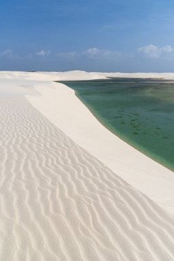 Lenis Maranhenses, Maranho, Brezilya 'daki beyaz kum tepelerine ve kristal berrak yağmur suyu gölüne güzel bir manzara 