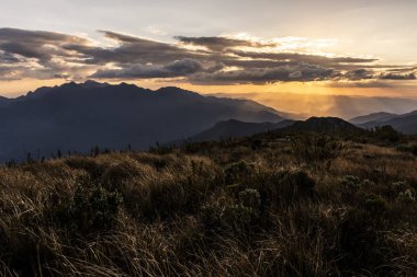 Itatiaia, Rio de Janeiro, Brezilya 'da gün batımı ışığında güzel rakım alanları ve dağlar manzarası