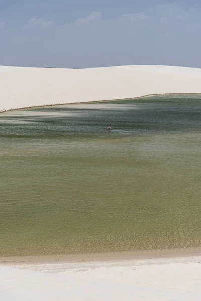 レニス マランヘンセス マラニョ ブラジルの白い砂丘と雨水ラグーンへの美しい景色 — ストック写真