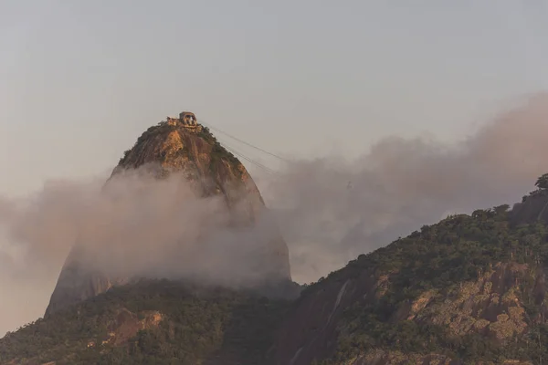 Piękny Widok Sugar Loaf Mountain Zachmurzeniami Słońca Rio Janeiro Brazylia — Zdjęcie stockowe