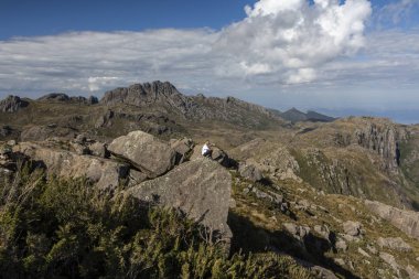 Itatiaia, Rio de Janeiro, Brezilya 'daki güzel rakım tarlaları ve kayalık dağlardaki adam.