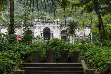 Atlantik yağmur ormanları, Lage Park, Rio de Janeiro, Brezilya 'daki büyük eski evin güzel manzarası