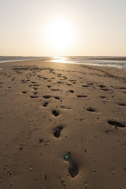 Atins plajından gün batımının güzel manzarası, kumdaki ayak izleri, Lenis Maranhenses, Maranho, Brezilya 
