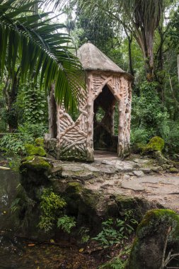 Yağmur ormanları, Lage Park, Rio de Janeiro, Brezilya üzerindeki küçük kırsal pembe taraçaya güzel bir manzara