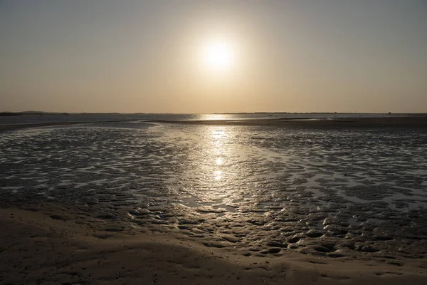 Wunderschöne Sonnenuntergangslandschaft Vom Strand Atins Mit Sonnenreflexion Auf Nassem Sand — Stockfoto