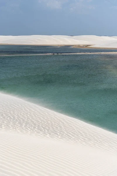 Krásný Výhled Bílé Písečné Duny Křišťálově Čistou Dešťovou Lagunu Lenis — Stock fotografie
