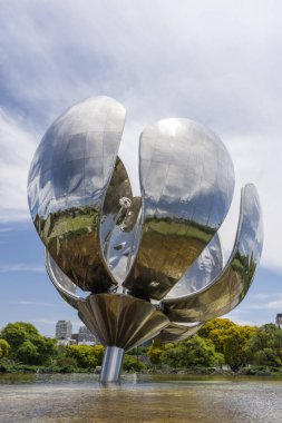 Recolate bölgesinde Floralis Generica 'nın büyük çelik çiçek anıtı, Buenos Aires, Arjantin