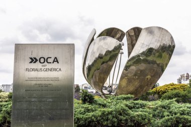 Recolate bölgesinde Floralis Generica 'nın büyük çelik çiçek anıtı, Buenos Aires, Arjantin