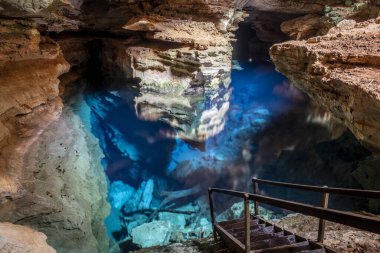 Muhteşem ve güzel mavi su havuzu kayalık mağaranın içinde, Chapada Diamantina, Bahia, Brezilya