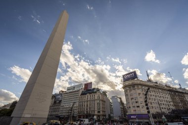 Buenos Aires 'in merkezinde bulutlu ve mavi gökyüzü olan tarihi dikilitaşa güzel bir manzara, Arjantin