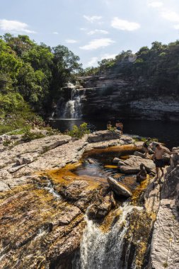 Kayalık arazide güzel bir şelale Chapada Diamantina, Bahia, Brezilya