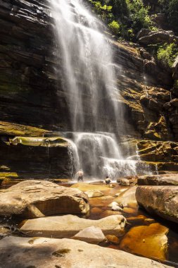Chapada Diamantina, Bahia, Brezilya 'daki kayalık kanyonda büyük doğal şelalenin güzel manzarası