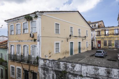 Salvador, Bahia, Brezilya 'nın tarihi şehir merkezinde renkli binaların ve evlerin güzel manzarası