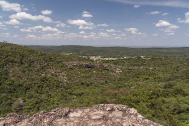 Yeşil bitki örtüsü üzerinde Lenis Köyü 'ne güzel bir manzara Chapada Diamantina, Bahia, Brezilya