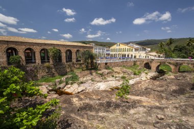 Rocky Köprüsü, küçük bir köyün tarihi merkezinde, Chapada Diamantina, Bahia, Brezilya