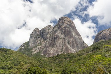 Tres Pcos, Rio de Janeiro, Brezilya 'da yeşil yağmur ormanlarıyla kayalık dağın güzel manzarası